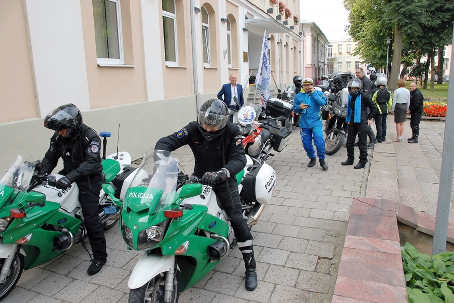 „Suk rankeną“ akcijos dalyvius į Pivašiūnus išlydėjo motorizuoti policininkai. Gedimino Nemunaičio nuotr.