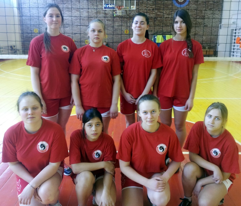 Taujėnų gimnazijos merginų komanda.