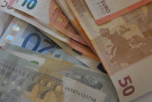 „Swedbank“: Ką daryti bankomate radus pamirštus pinigus? 