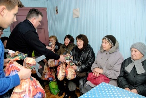 Rotary klubo nariai dalija dovanėles. Gedimino Nemunaičio nuotr.
