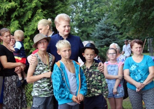 Prezidentė Dalia Grybauskaitė bendravo ir su mažaisiais Tulpiakiemio gyventojais. 