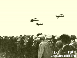 Nuotraukos Lietuvos Aviacijos Istorija 1919 - 1940 m., www.plienosparnai.lt  1. LAK „hevilendai“ virš minios aviacijos šventėje