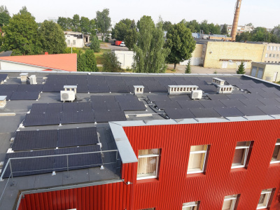Rūpindamasi žaliosios energetikos projektų įgyvendinimu UAB „Ukmergės šiluma“ ant pagrindinės miesto katilinės pastato stogo įrengė 99,63 kW saulės elektrinę.