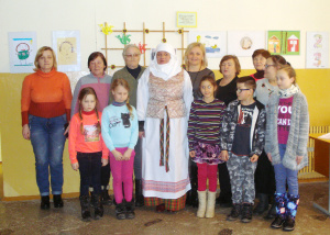 Vidiškių kultūros namų darbuotojos pristatė aukštaičių tautinį kostiumą.