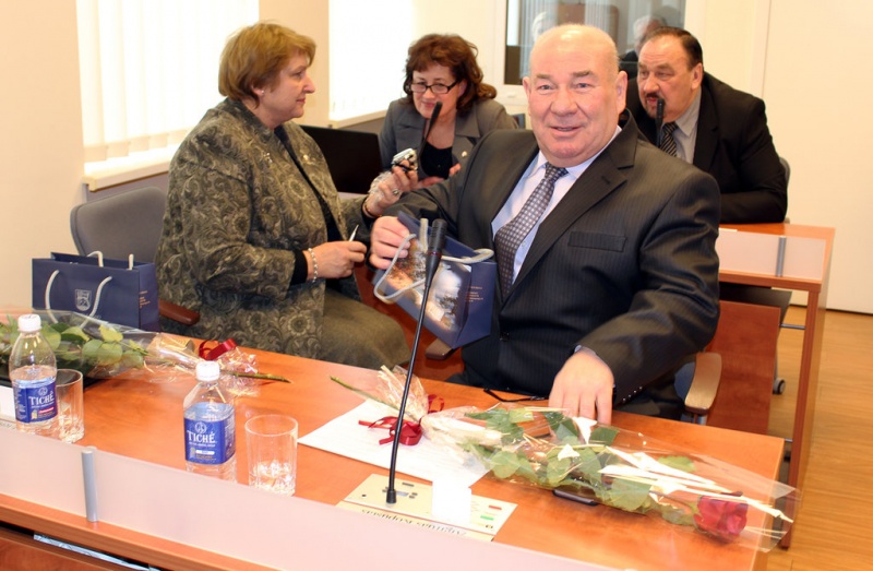 A. Kopūstas ir E. Mirinavičienė iš pirmojo šių metų tarybos posėdžio grįžo su gimtadienio dovanomis. Daivos Zimblienės nuotr.
