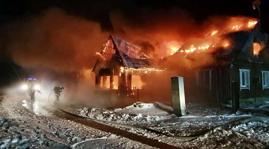 Ukmergės PGT nuotr. Atvykus ugniagesiams, namas degė atvira liepsna.