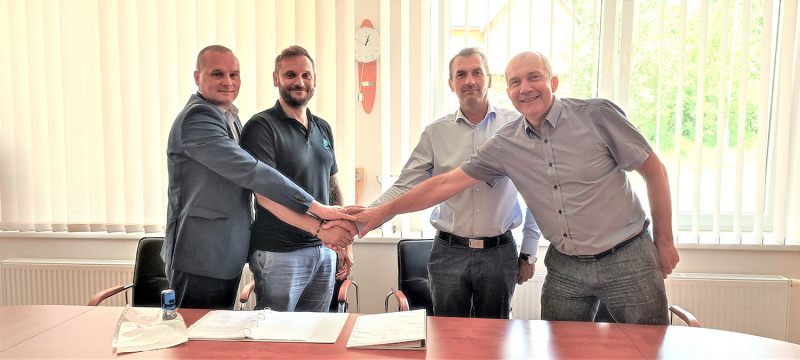 Sutartį dėl vandentiekio ir nuotekų šalinimo tinklų įrengimo rajono vadovai ir „Ukmergės vandenys“ direktorius pasirašė su bendrove „Gilva“.