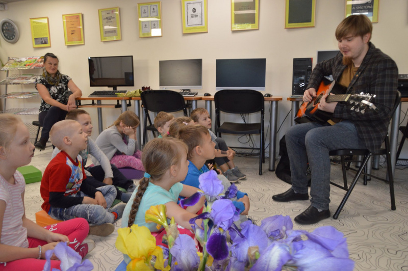 Susitikimo su mažaisiais svečias Vainius Bakas grojo gitara ir atliko savo kūrybos dainų. Kristinos Darulienės nuotr.