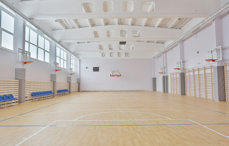 Atlikti Dukstynos pagrindinės mokyklos sporto salės ir rūbinės patalpų atnaujinimo darbai.  Dainiaus Vyto nuotr.