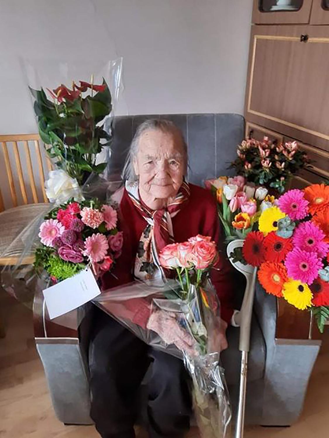 100-o metų sulaukusi V. Račelienė negali tuo patikėti / V. Račelienė švenčia 100-o metų gimtadienį.  A. Račelytės nuotr.