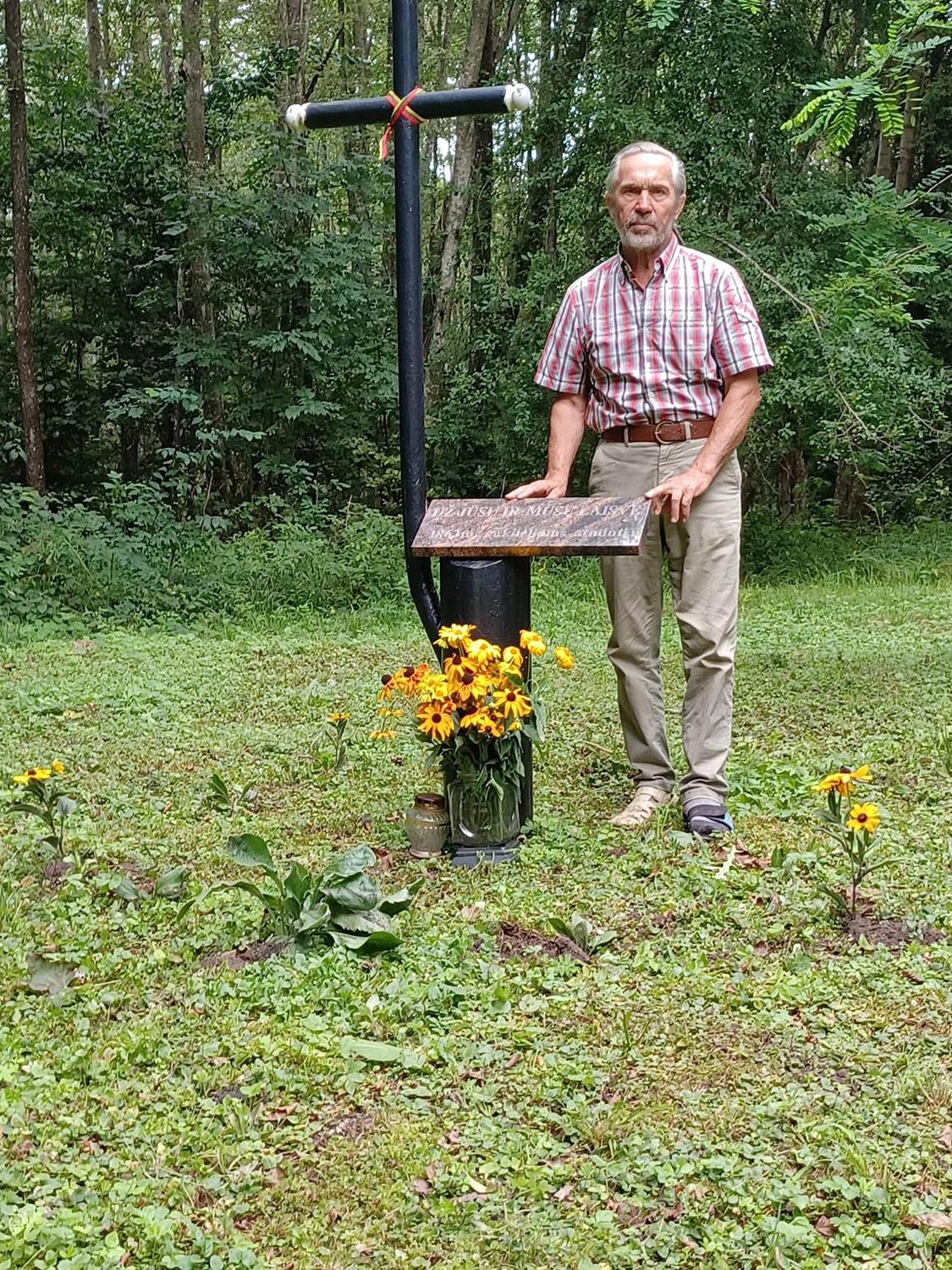 1863–1864 metų sukilimą prisiminus / Stanislovas Budraitis prie kryžiaus 1863 metų sukilėliams atminti Lėno miške.