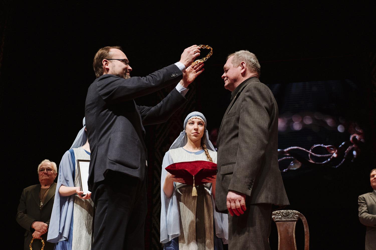 2020-ųjų – Tautodailės metų – pradžia pažymėta įsimintinu renginiu / Simboliniu aukso vainiku buvo karūnuotas ukmergiškis Rimantas Zinkevičius.