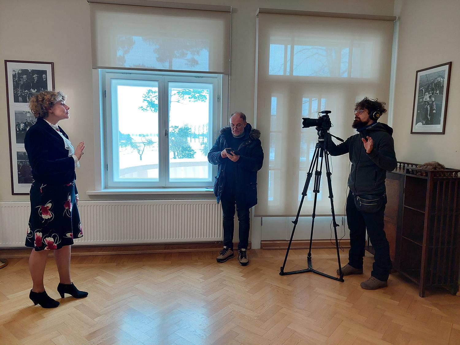 2023-iuosius „Duokim garo“ pradės su laida apie Ukmergę / V. Širmenės nuotr. Filmavimo komanda pirmojo Lietuvos prezidento Antano Smetonos dvare Užugiryje.