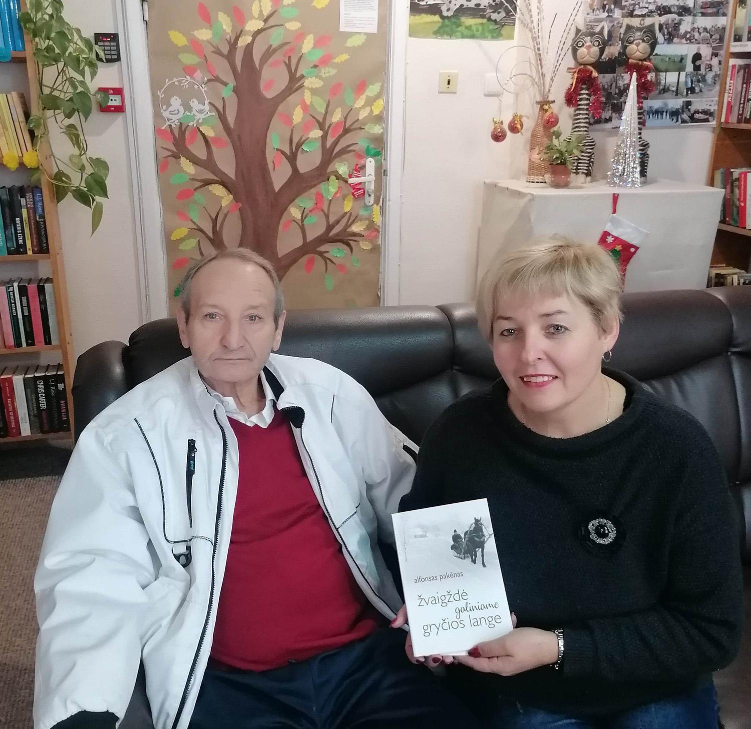 A. Pakėno knygoje – Deltuvos krašto žmonių gyvenimai / Savo naujausią knygą A. Pakėnas padovanojo bibliotekininkei V. Belapetravičienei.