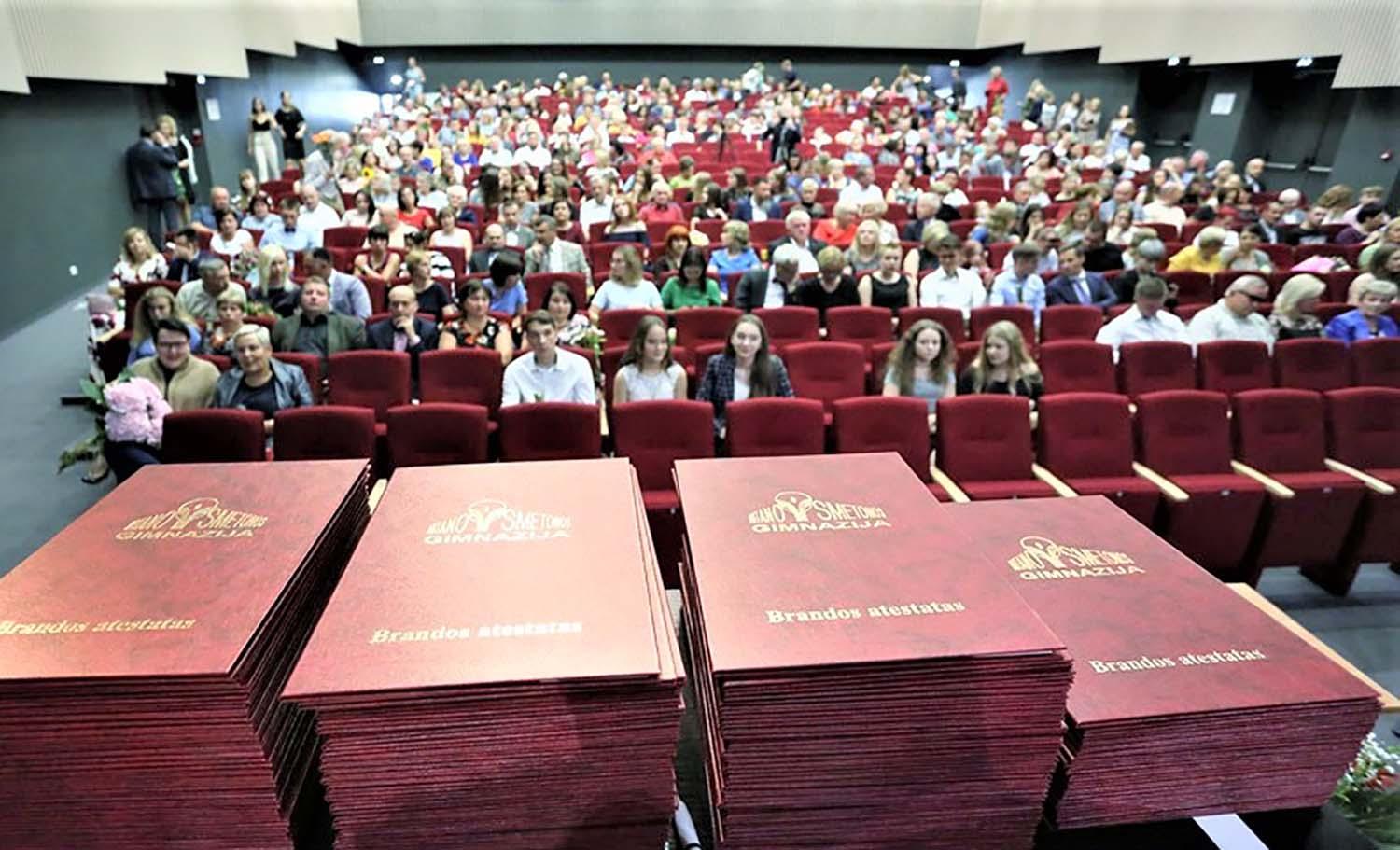 Abiturientams įteikti brandos atestatai / Miesto gimnazijų abiturientams ir jų šeimų nariams tradiciškai brandos atestatų įteikimo renginiai vyksta Ukmergės kultūros centre.  Dainiaus Vyto nuotr.