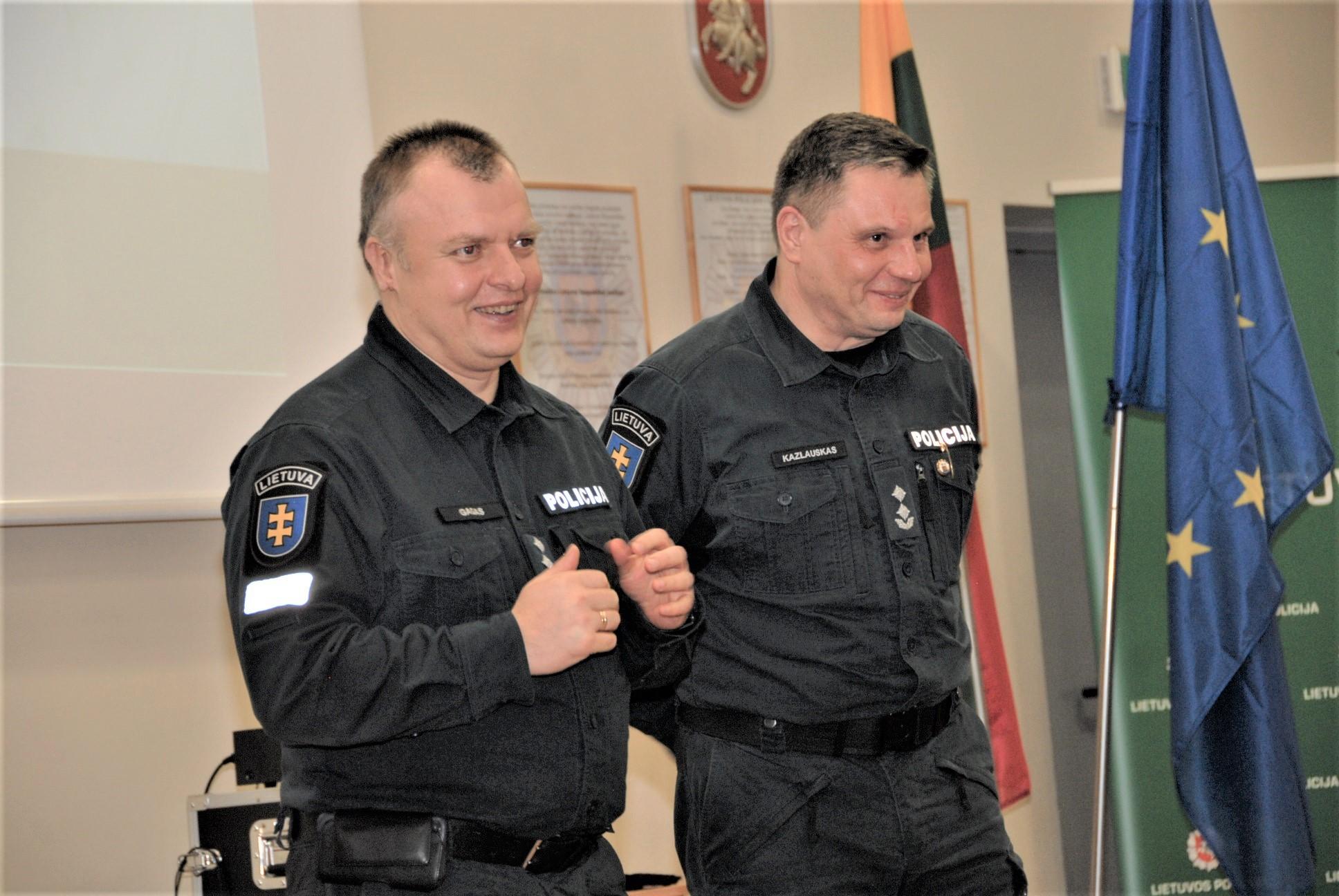 Administracinių nusižengimų skaičių išaugino greičio mėgėjai / VPK viršininkas Saulius Gagas ir S. Kazlauskas.Gedimino Nemunaičio nuotr.