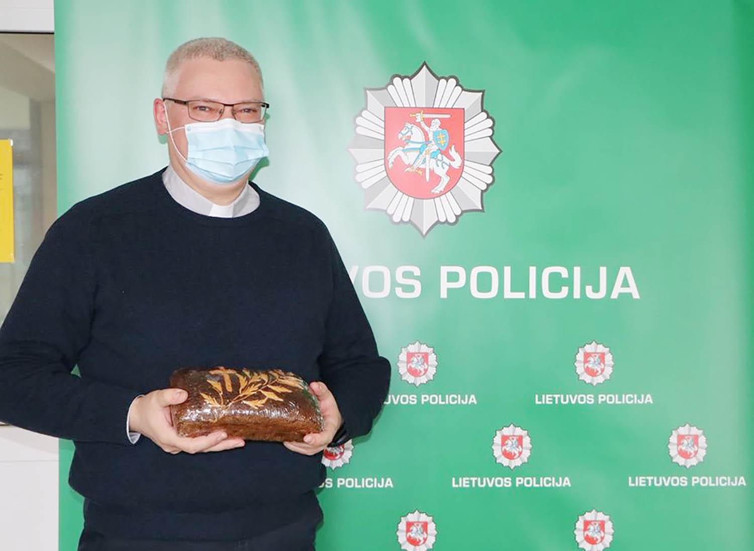 Agotos dieną – su šventinta duona / Ukmergės policijos bendruomenės feisbuko nuotr.