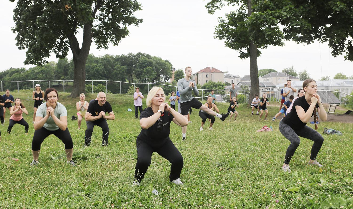 Ant piliakalnio – mankšta su sportininkais / Rytinė mankšta ant Ukmergės piliakalnio.  Dainiaus Vyto nuotr.