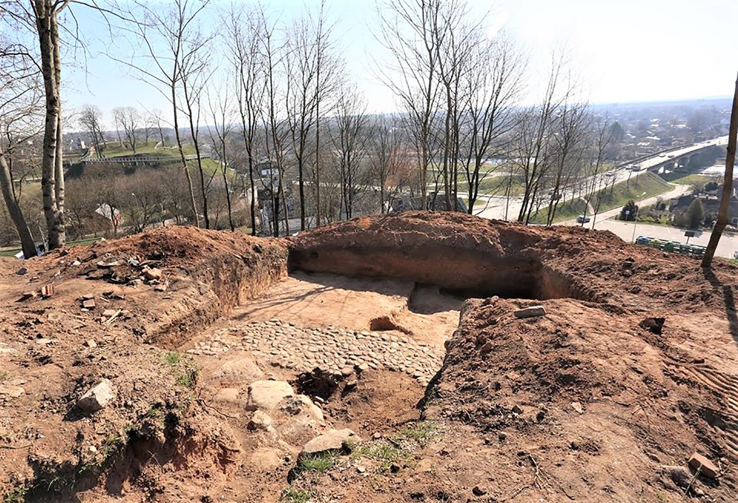 Ant Pilies kalno – buvusių pastatų liekanos / Gynybinio bokšto liekanos ir akmeninis grindinys.  Dainiaus Vyto nuotr.
