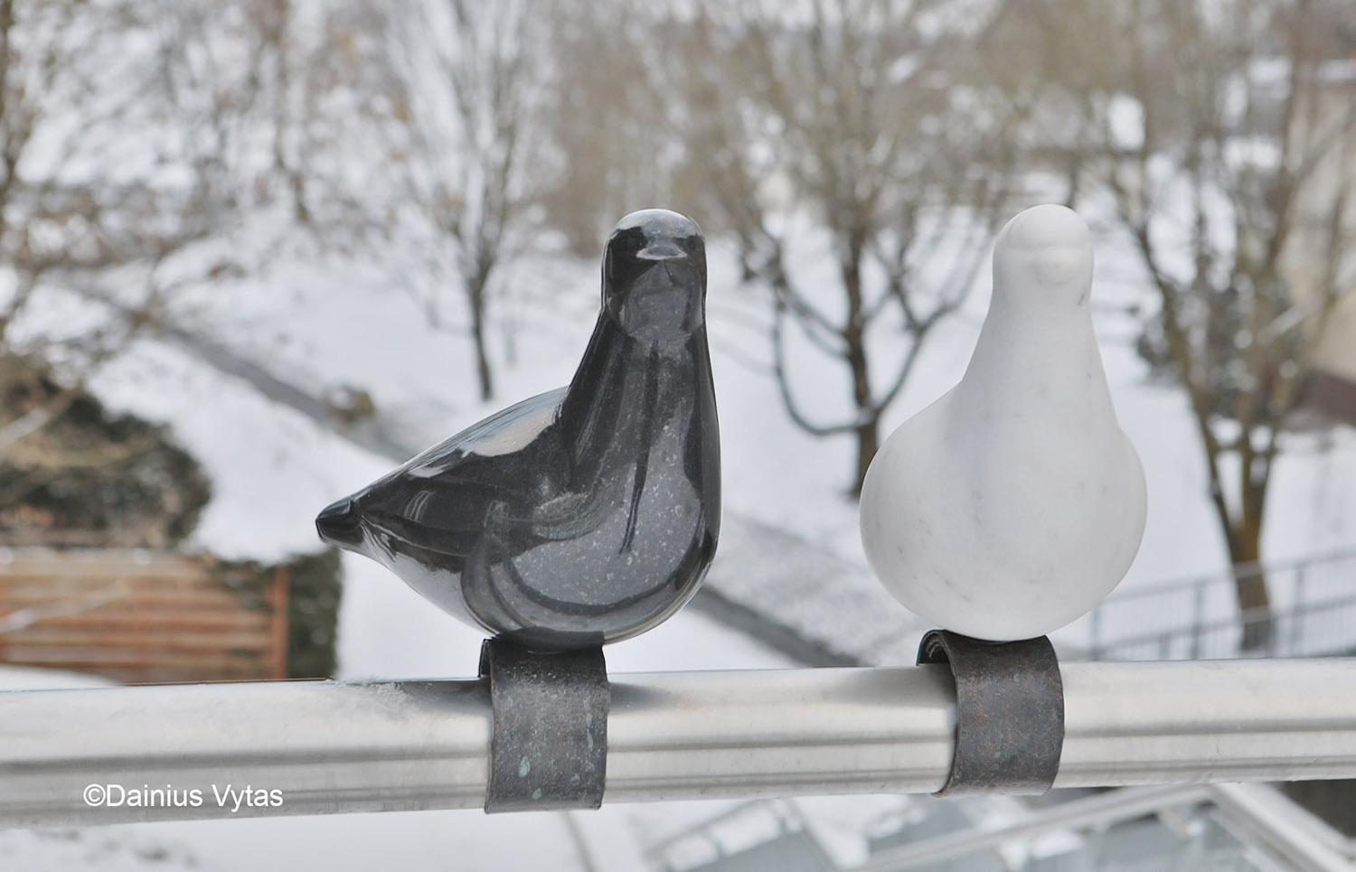 Ant tiltelio turėklo nutūpė balandžiai / Ant Vilkmergėlės upelio tiltelio turėklų – nauja skulptūra.   Dainiaus Vyto nuotr.