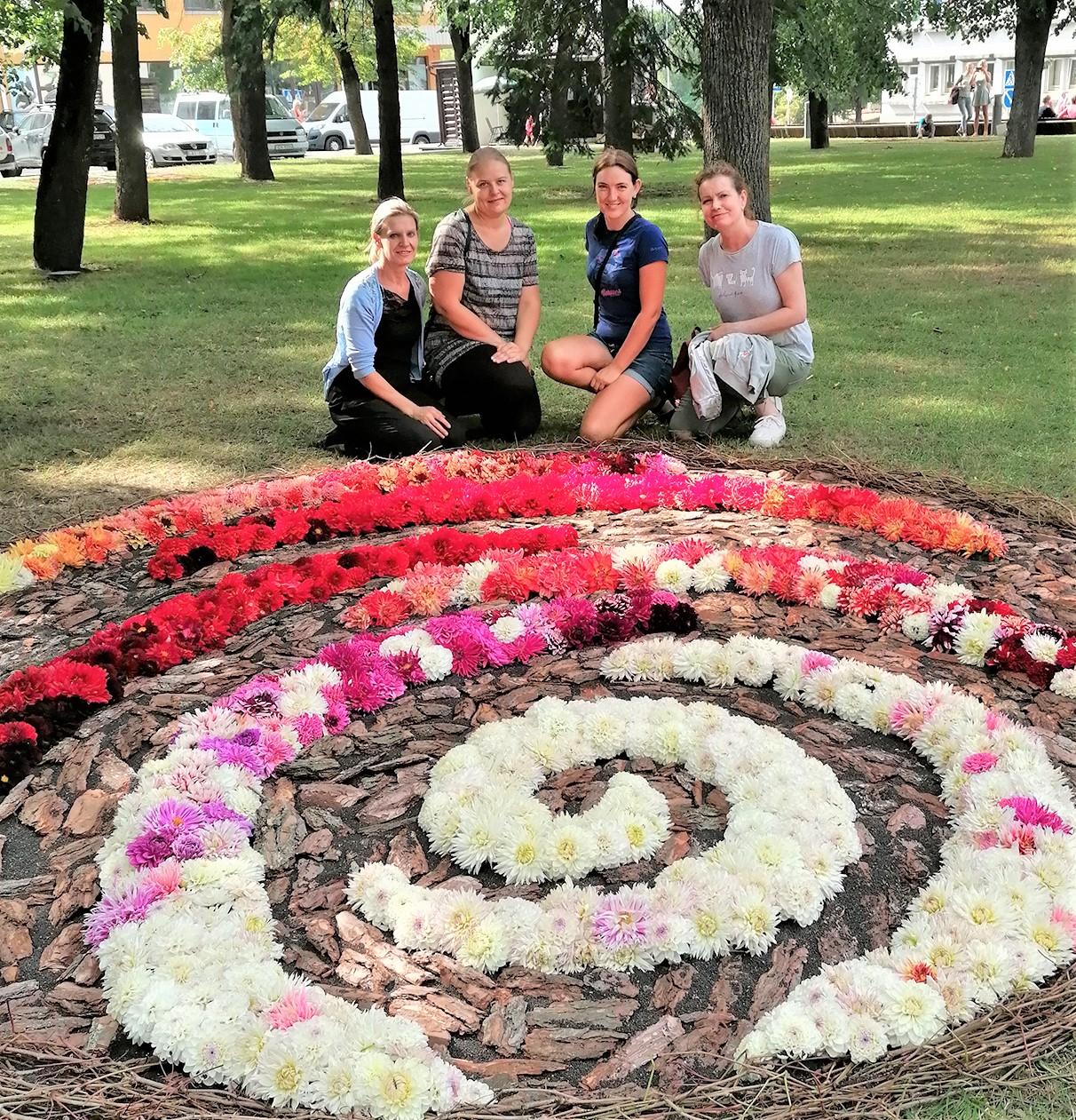 Anykščius puošė kilimais iš žolynų / Rečioniškės J. Strikienė ir sesės U. ir I. Kavaliukaitės iš lauko augalų sukūrė kilimą „Palaukė”