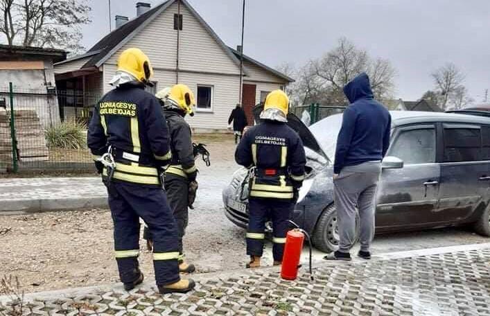 Apdegė automobilis / Mieste degė automobilis.  Ukmergės PGT nuotr.
