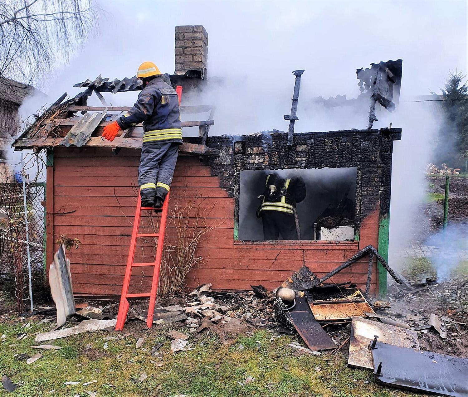 Apdegė plaštaką / Laumėnų kaime degė lauko virtuvė.  Ukmergės PGT nuotr.