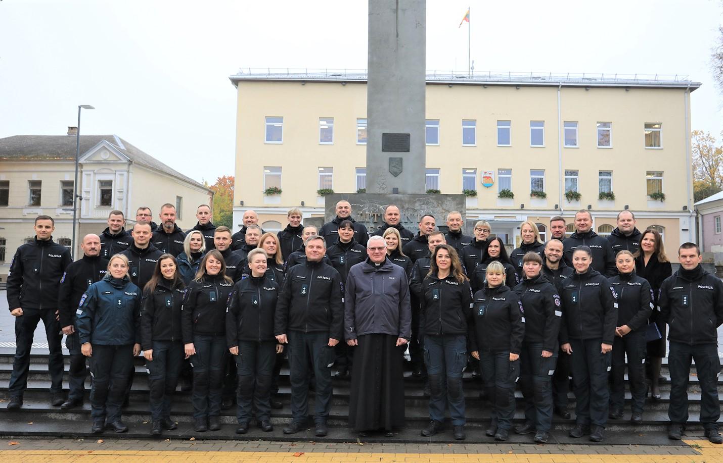 Apdovanojimai pareigūnams ir pilietiškiems ukmergiškiams – po bažnyčios skliautais / Dainiaus Vyto nuotr. Ukmergės rajono policijos komisariato pareigūnai drauge su komisariato kapelionu Šarūnu Petrausku.