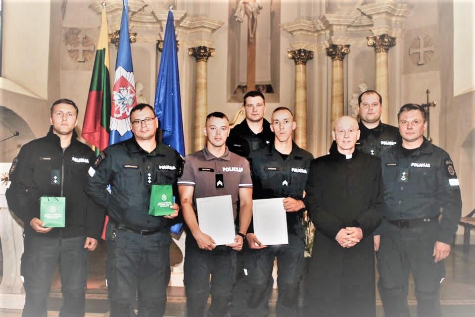 Apdovanojo policijos pareigūnus /
