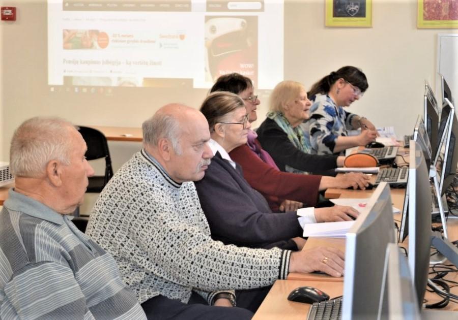 Apie debesų kompiuteriją – bibliotekoje / Skaitmeninio raštingumo mokymai Vlado Šlaito viešojoje bibliotekoje. Kristinos Darulienės nuotr.