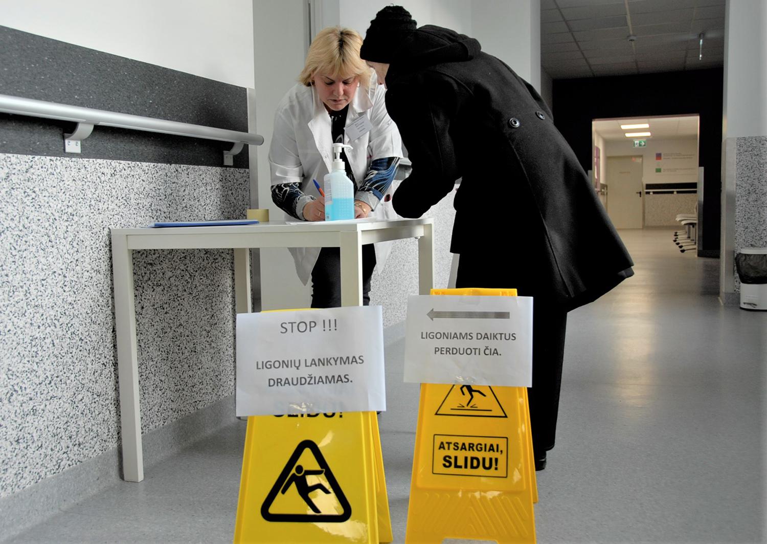 Apie ligoninės darbą plintant koronavirusui / Gedimino Nemunaičio nuotr. Artimieji gali palikti savo lauknešėlius dėžėse.