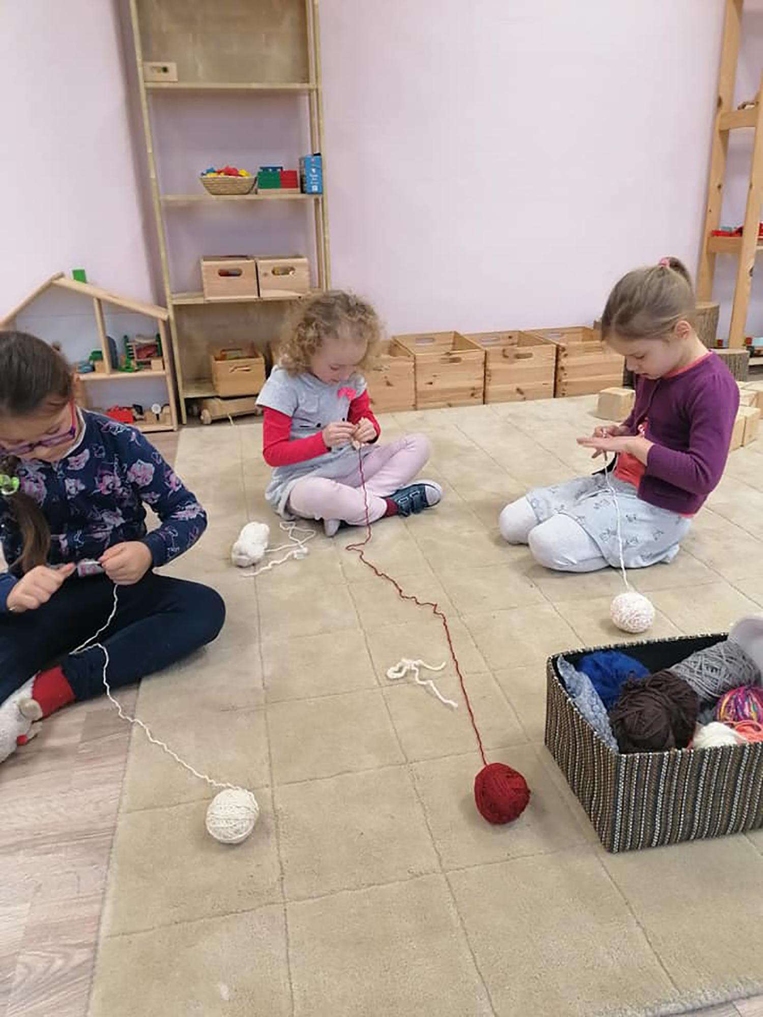 Apie ugdymą – per Valdorfo pedagogikos prizmę / „Paslėpto“ mokymosi principas – kai vaikai nėra sodinami prie pamokėlių.