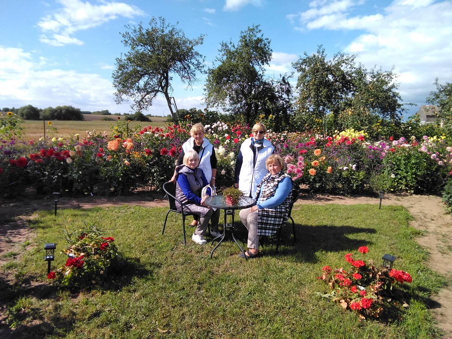 Aplankė darbščias ir kūrybingas Rečionių moteris / Jasiuliškiečiai Virginijos Savickienės „Jurginkiemyje“.