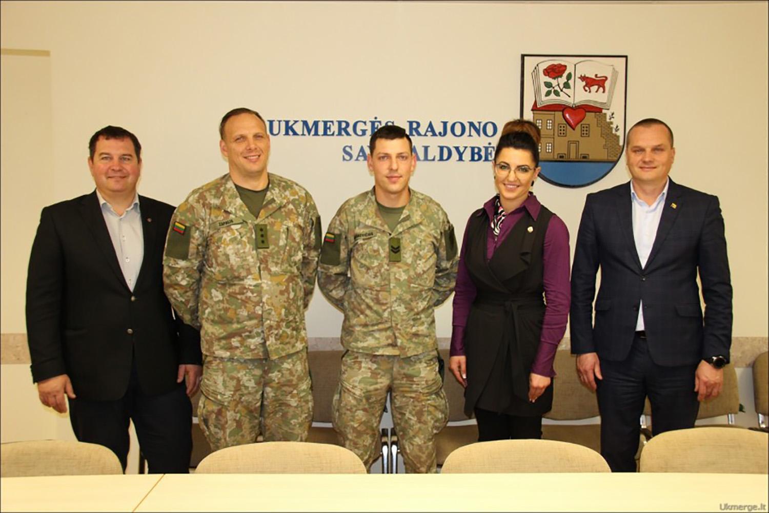 Aptartas tolesnis bendradarbiavimas su kariškiais / Ukmergėje – kariškių vizitas. Daivos Zimblienės nuotr.