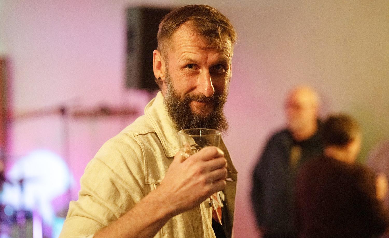 „Aš būsiu čia“ įkūrėjai svajoja apie kultūrinį „underground“ centrą / Vienas iš kavinės įkūrėjų Kasparas Ramonas.  Jono Krivicko nuotr.