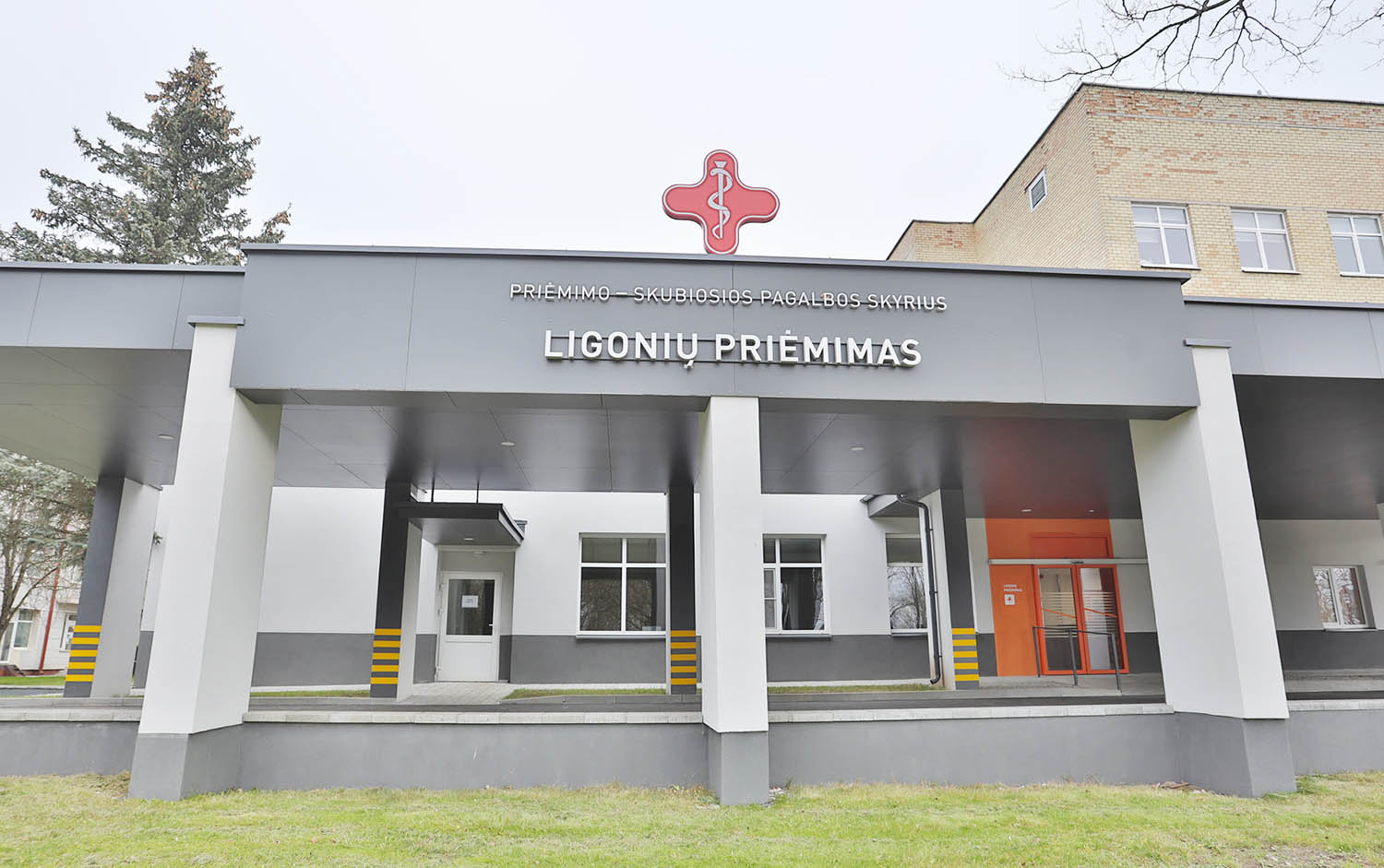 kerpama simbolinė juostelė.  Dainiaus Vyto nuotr.