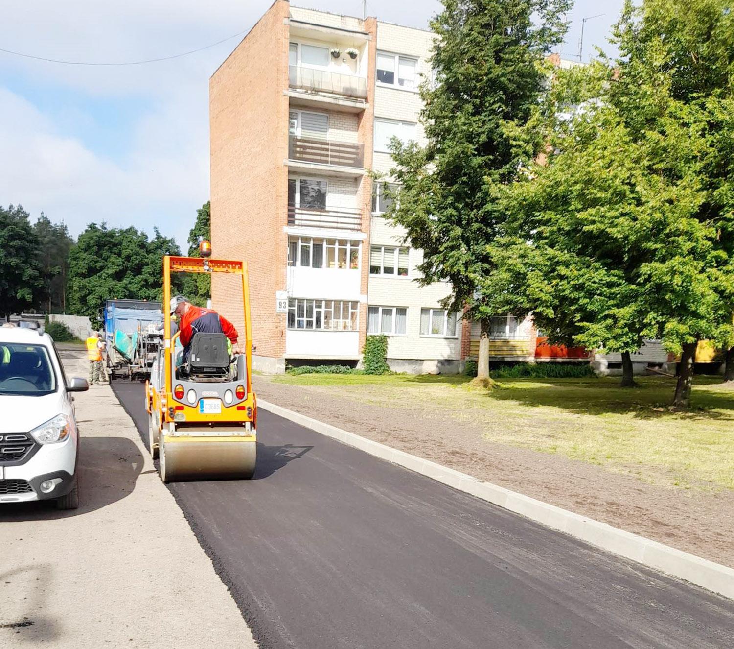 Atnaujinami daugiabučių kiemai / Baigtas atnaujinti įvažiavimas į Vilniaus g. 93