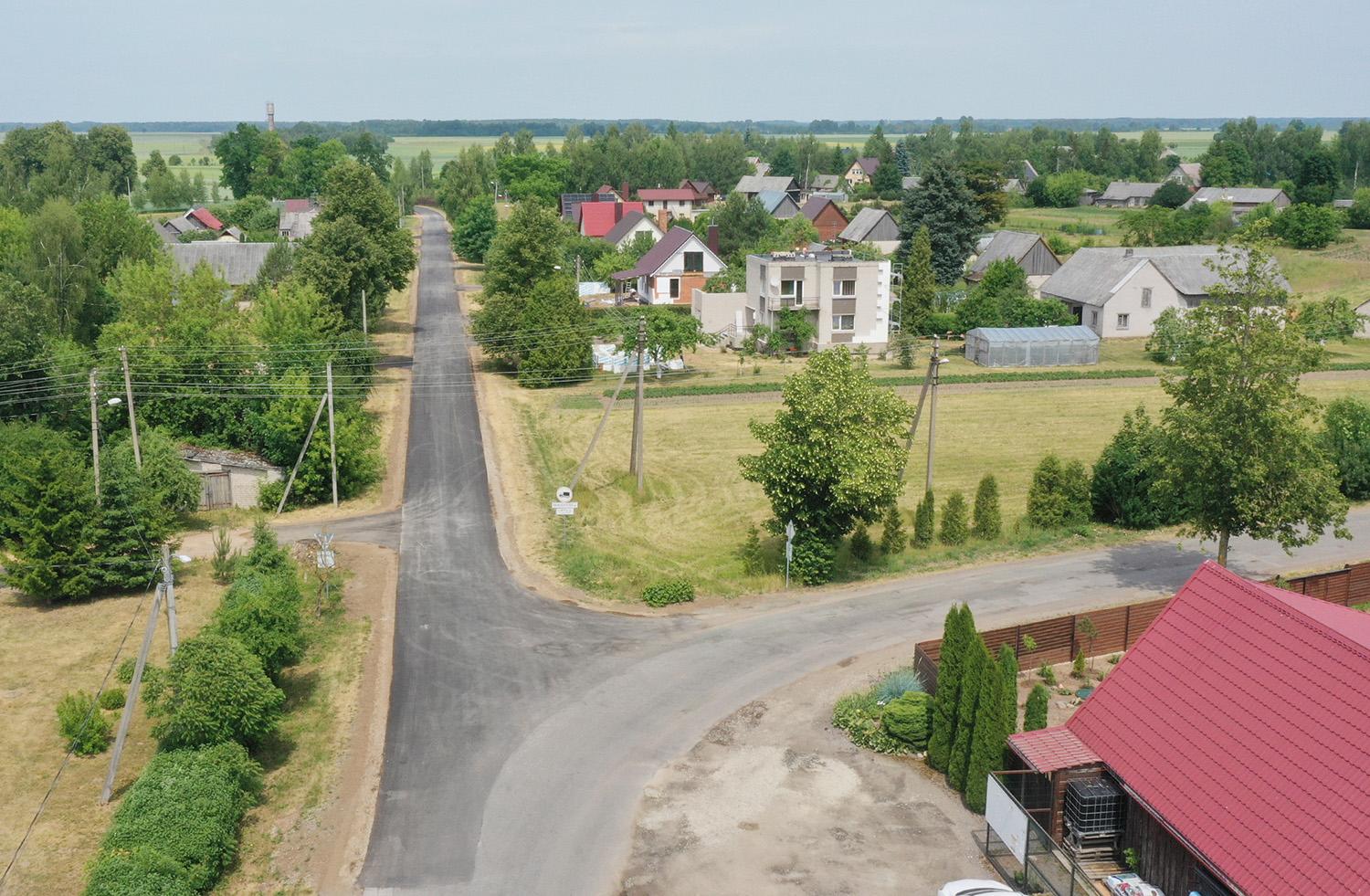 Atnaujinta pagrindinė Laičių kaimo gatvė / Gatvė Laičiuose pagaliau asfaltuota.  Dainiaus Vyto nuotr.