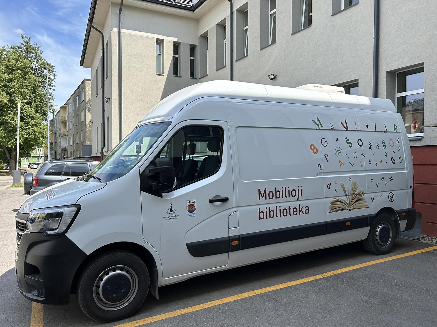 Atokių kaimų gyventojų džiaugsmas – mobilioji biblioteka / Autorės nuotr. Šis bibliotekos autobusas – skaitytojų laukiama transporto priemonė.