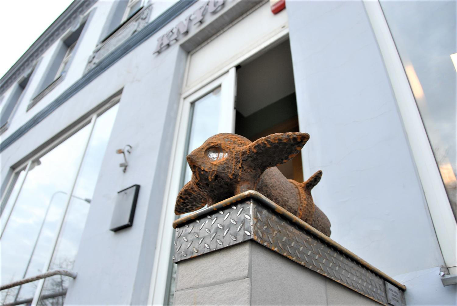 Atsinaujino senasis Ukmergės knygynas / Knygos ieškantį žmogų pasitinka čiulbantis paukštis.