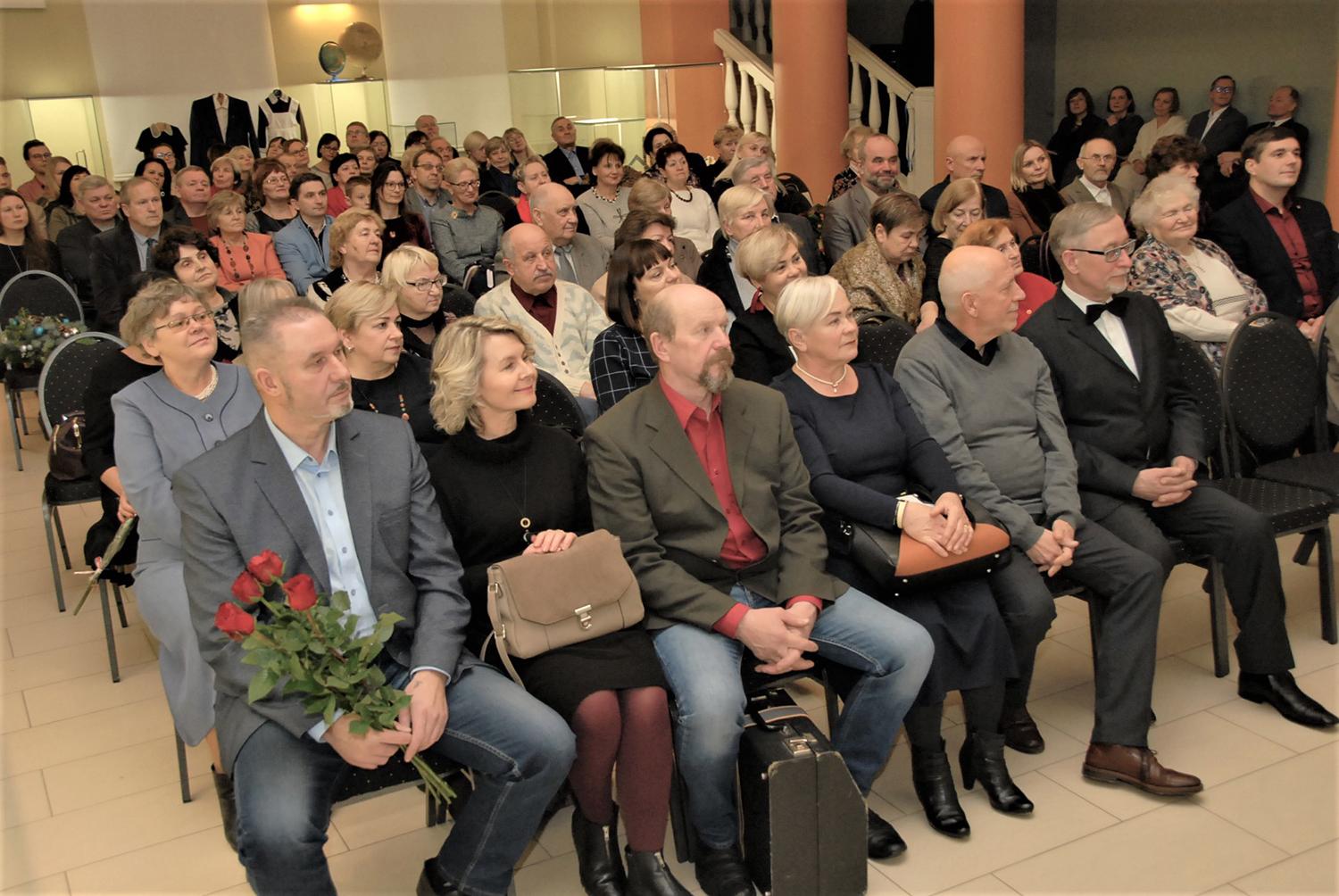 Atsisveikinant – naujos ekspozicijos pristatymas / Bičiulių vakaro dalyviai.