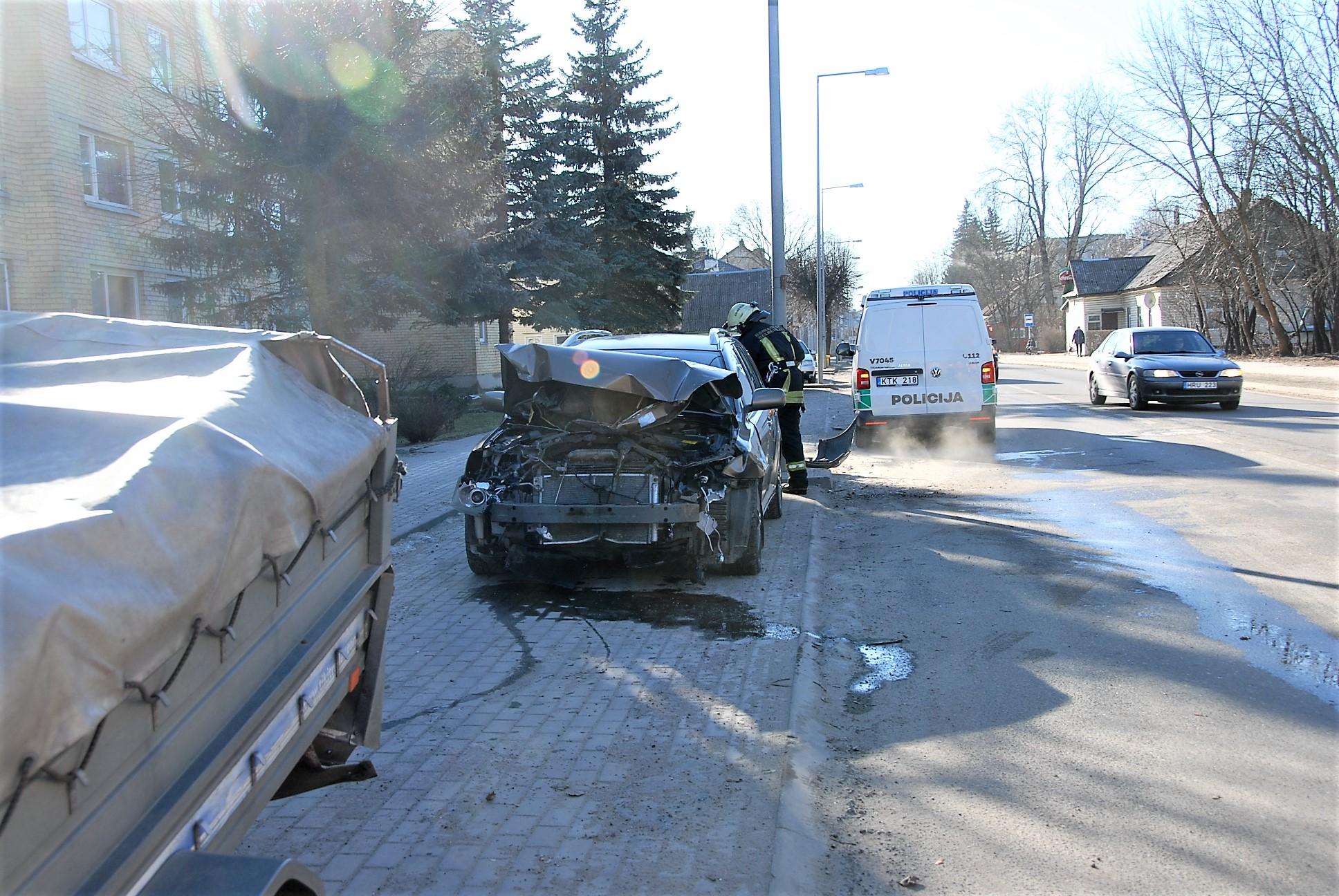 Atsitrenkė į priekabą /