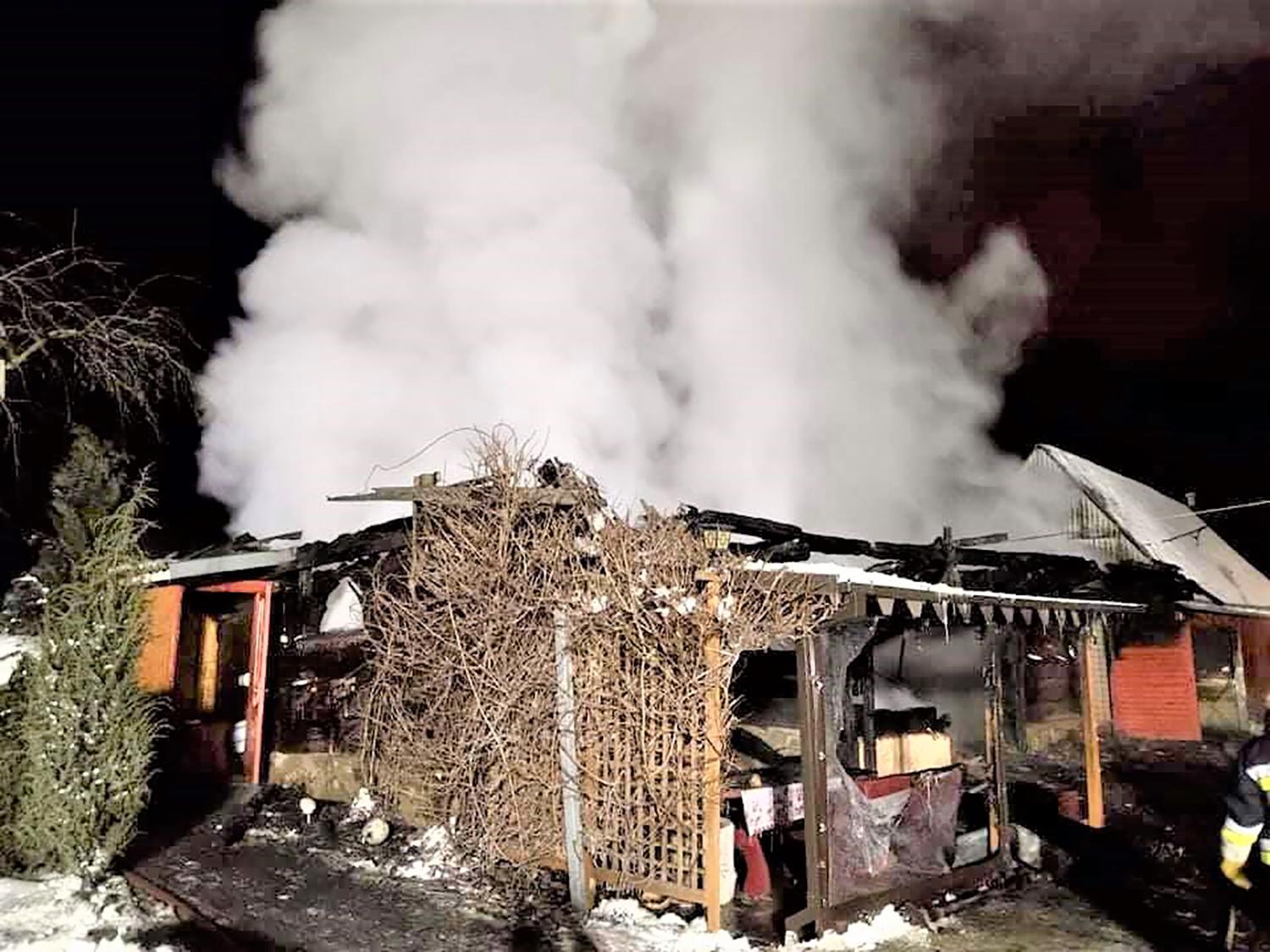 Atvira liepsna degė ūkinis pastatas / Juodausių kaime užsidegė ūkinis pastatas.  Ukmergės PGT nuotr.