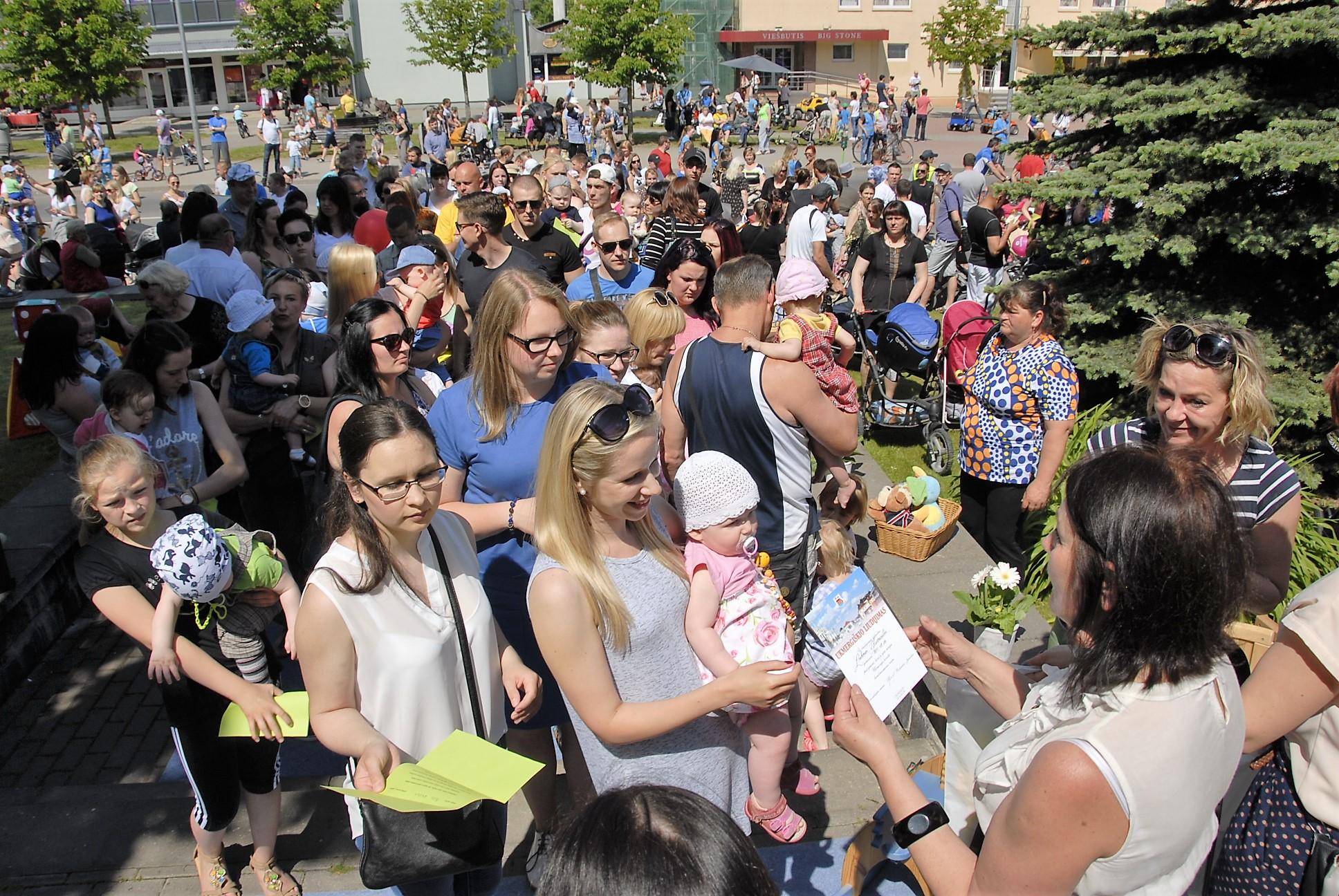 Auginantiems vaikus iki 3-ejų metų – trumpesnė darbo savaitė /