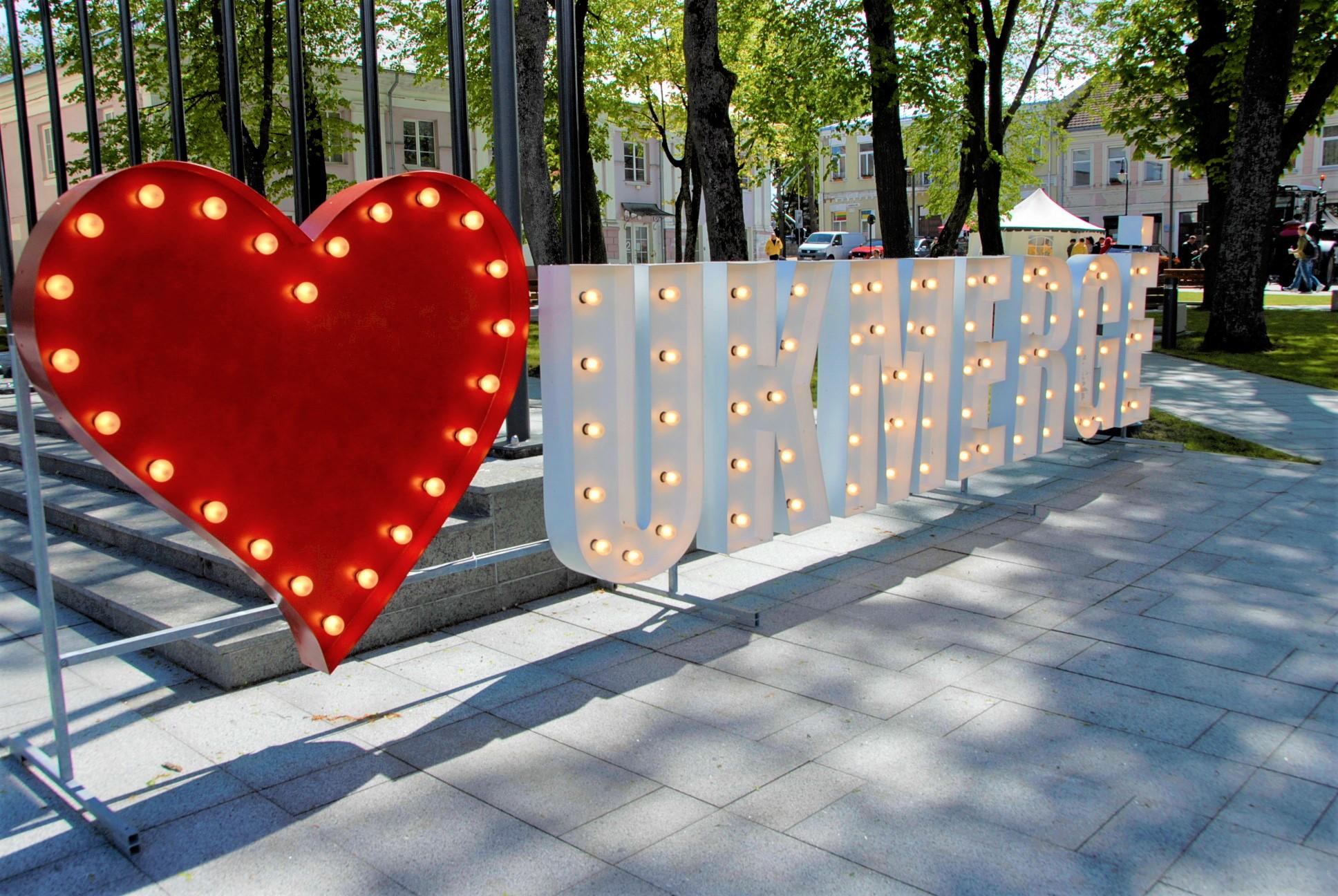 Autobusų stotelėje – kaip „vėjų pagairėje“ /