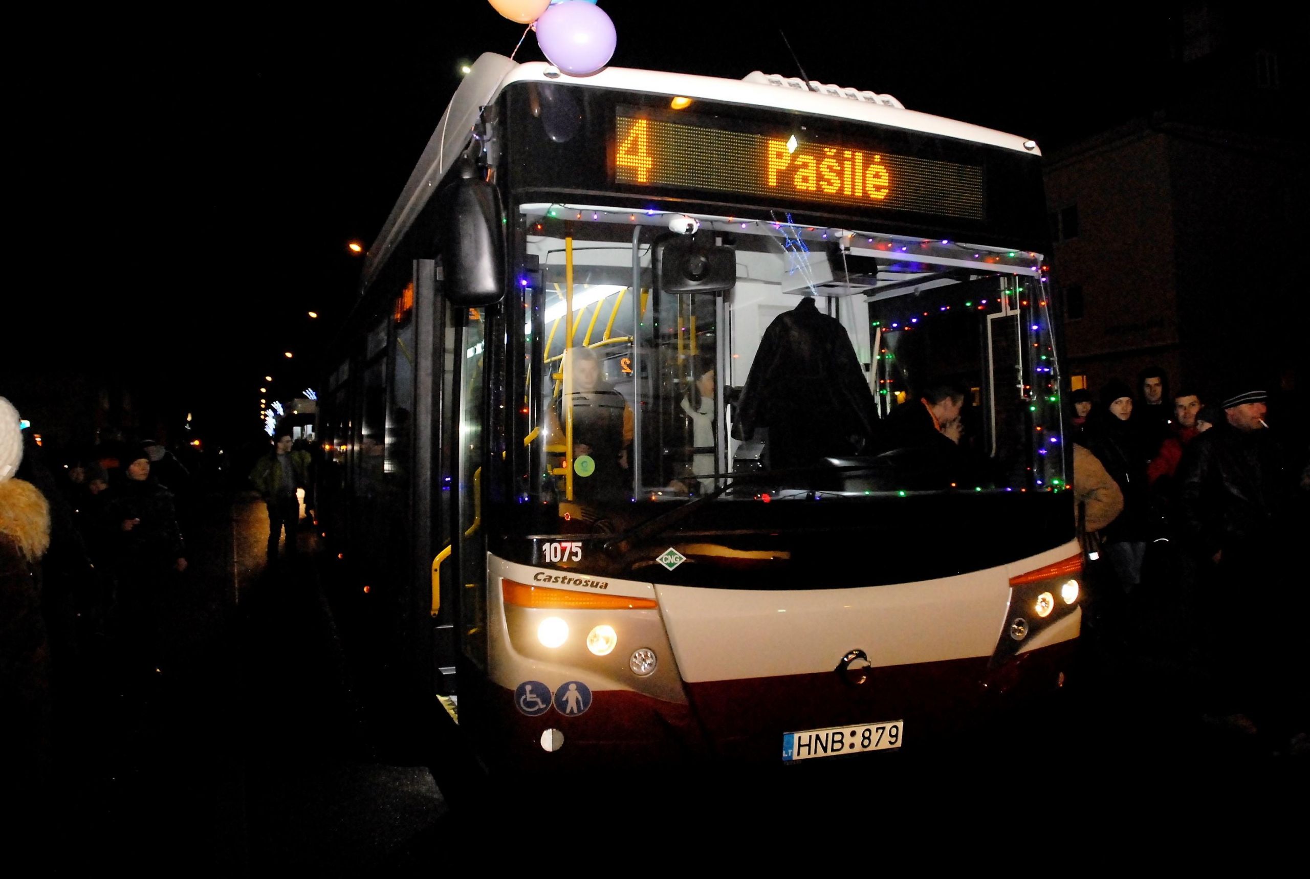 Autobusų vairuotojai turi pasirūpinti keleivių patogumu /