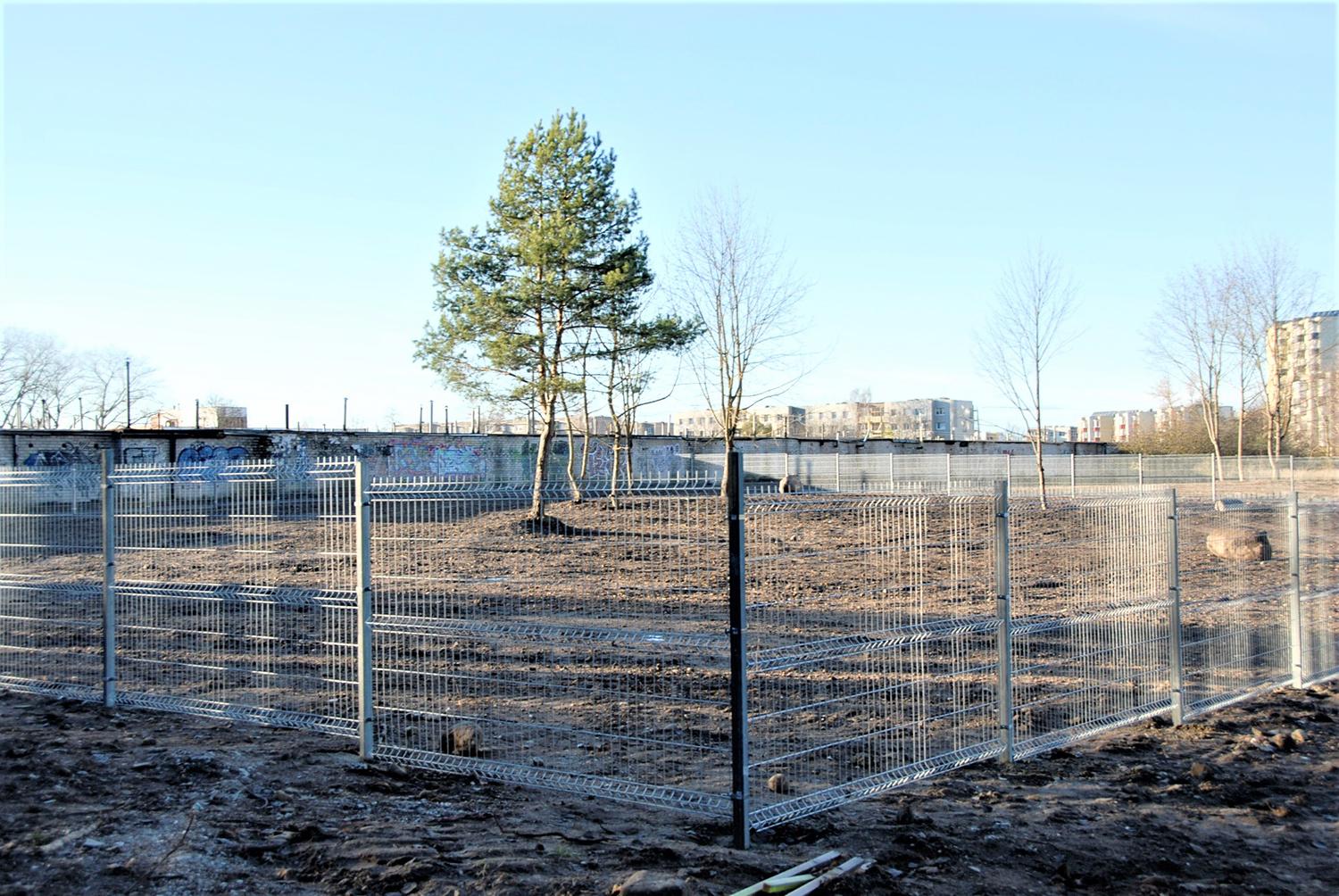 Baigiama įrengti šunų vedžiojimo aikštelė / Šunų vedžiojimo aikštelė jau išlyginta