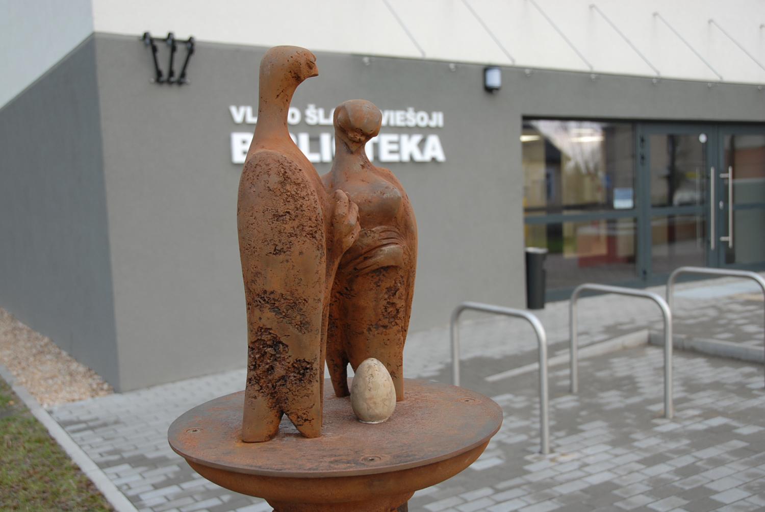 Balandžių – vis daugiau / Gedimino Nemunaičio nuotr. Prie bibliotekos – skulptūra „Šeima“.