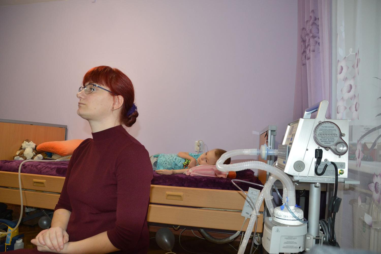 „Baltas angelas“ renka lėšas sunkiai sergančio Deivido šeimai / Autoriaus nuotr. Asta visada šalia sunkiai sergančio savo sūnaus.