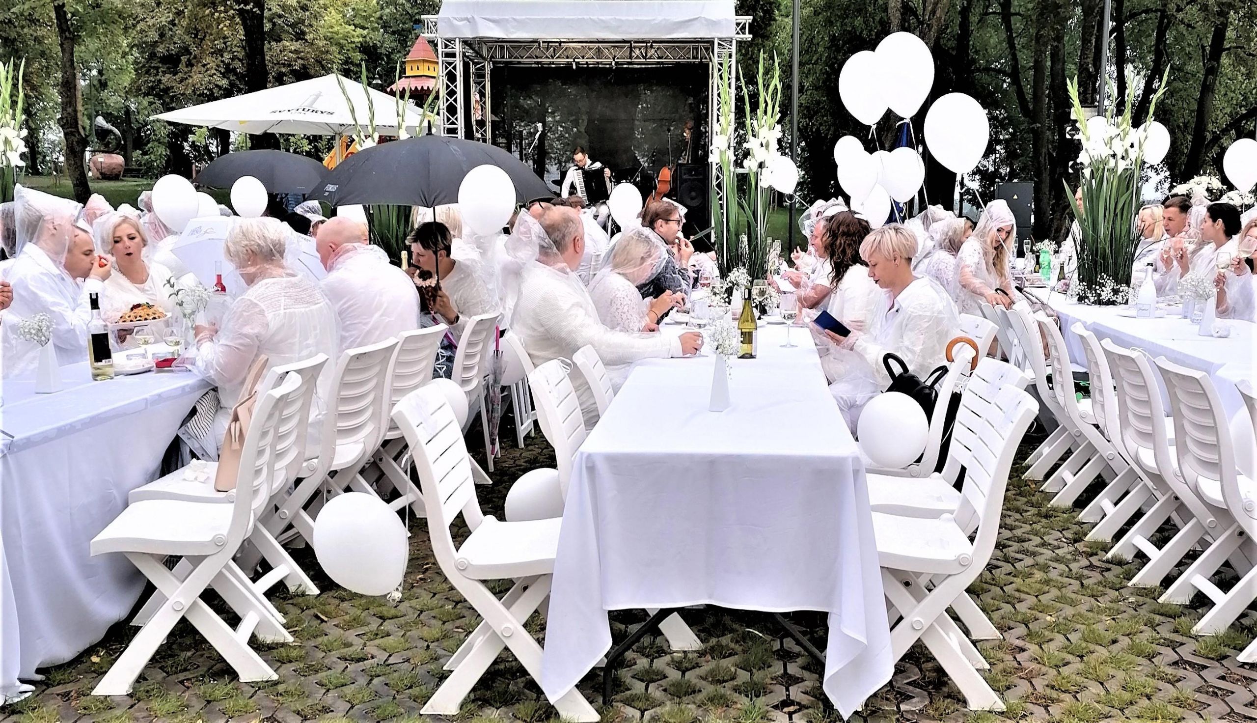 „Baltos vakarienės“ aukos – neįgaliesiems /